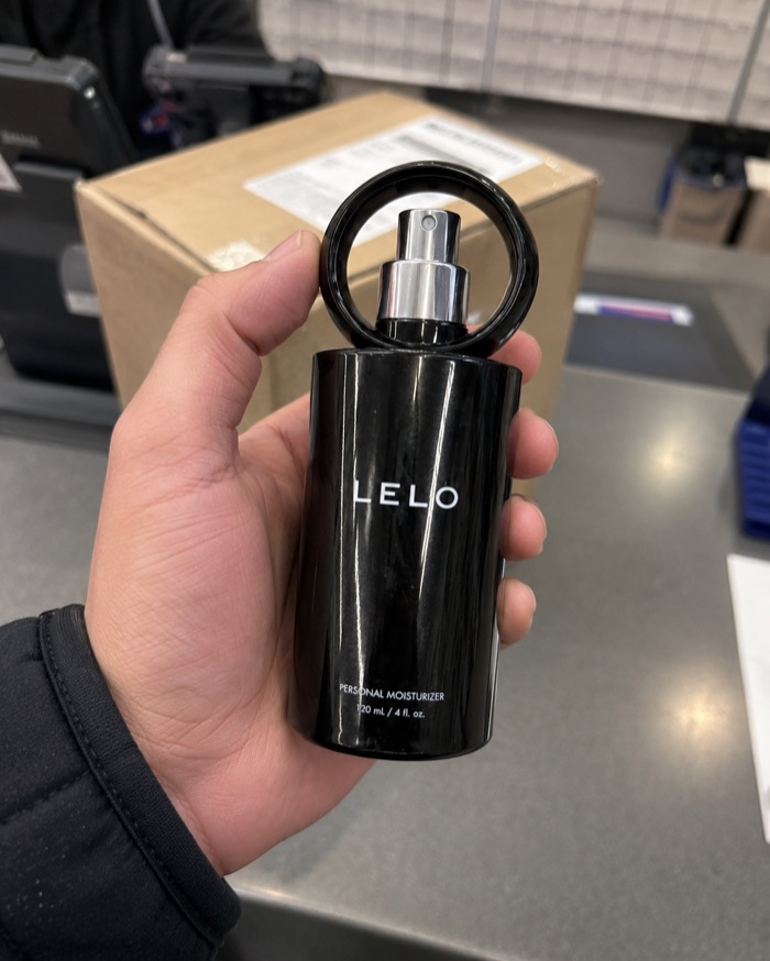 Фото товару від покупця — LELO Personal Moisturizer в руці на пошті